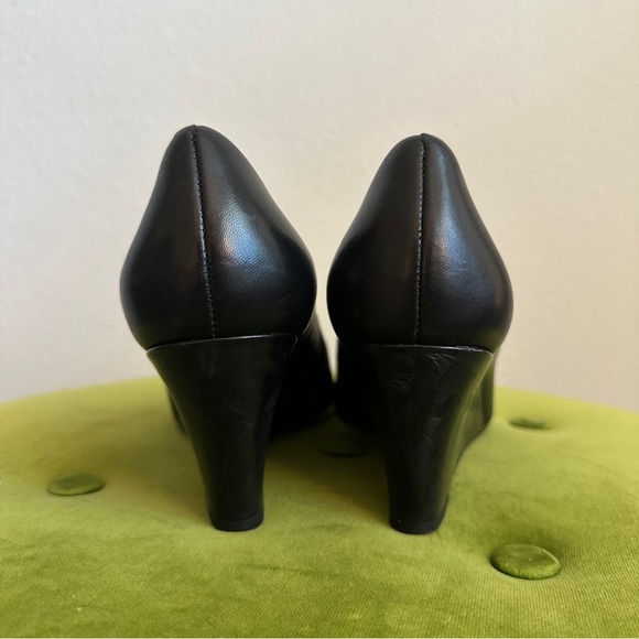 Tory Burch Chelsea Wedge in Black with Dust Bag | Low Heel Wedge with Gold Logo - Picture 5 of 9